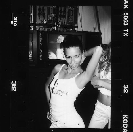 2000-05-17_Victoria_s_Secret_Fashion_Show_Rehersal_-_Cannes2C_France_11A.jpg