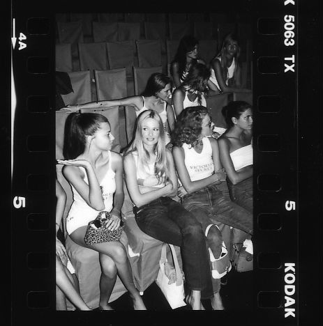 2000-05-17_Victoria_s_Secret_Fashion_Show_Rehersal_-_Cannes2C_France_4A.jpg