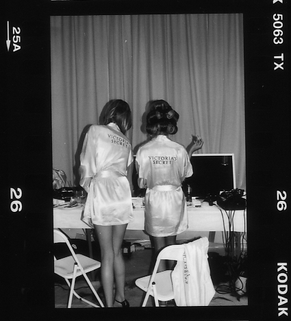 2000-05-18_Victoria_s_Secret_Fashion_Show_Backstage_-_Cannes2C_France_6A.jpg