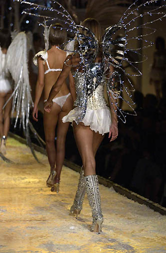 Victoria_s_Secret_Fashion_Show_2001_3A.jpg