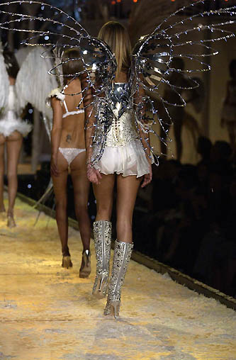 Victoria_s_Secret_Fashion_Show_2001_4A.jpg