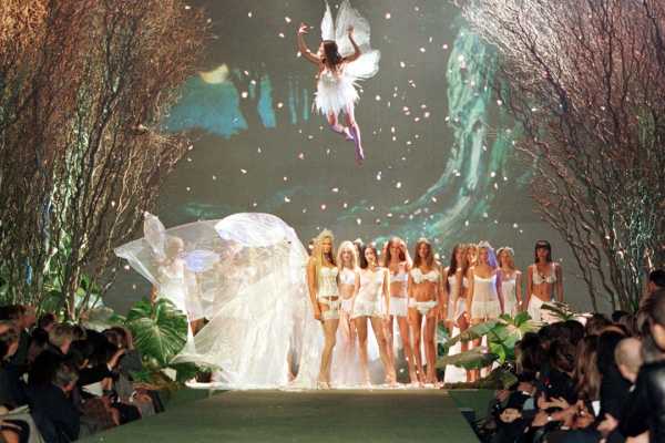 Victoria_s_Secret_Fashion_Show_1999_3A.jpg