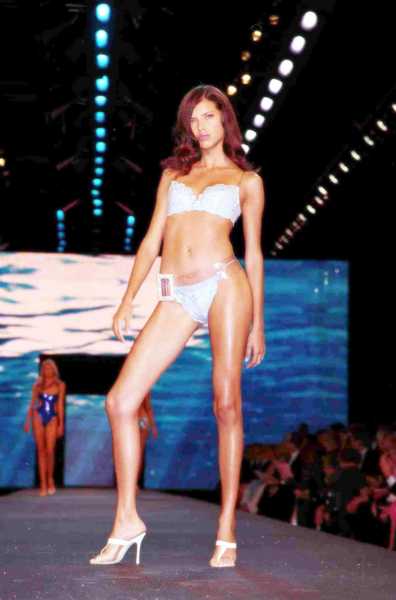 Victoria_s_secret_Fashion_Show_2000_Aquatic_Angels_4A.jpg