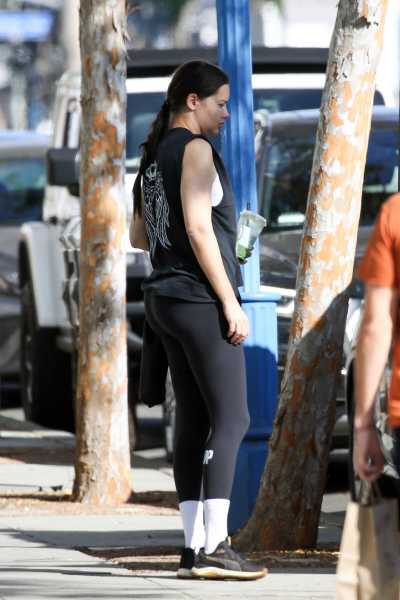 Adriana-Lima-displays-her-fit-physique-in-a-black-tank-top-and-leggings-while-out-for-a-workout-in-Beverly-Hills-California-281223_7_16cc875aa824e0738cef6ec8b23a2c50.jpg